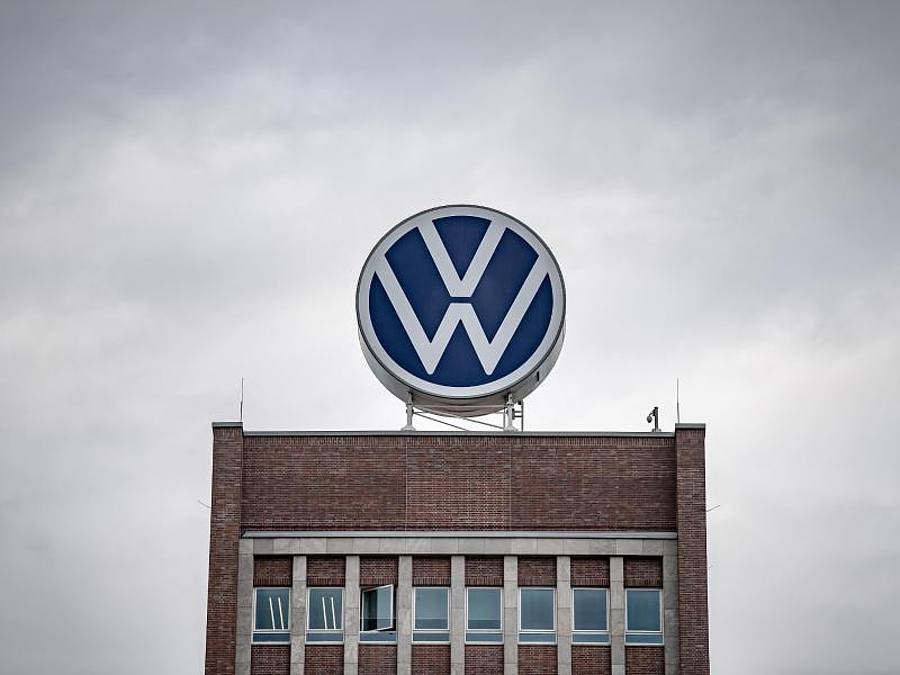Volkswagen Logo auf Dach. Foto: Sina Schuldt/dpa