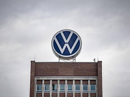 Volkswagen Logo auf Dach. Foto: Sina Schuldt/dpa