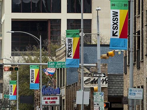 Fahnen des Tech-Festival South by Southwest (SXSW) an Straßenlaternen der texanischen Metropole Austin. Foto: Jay Janner/TNS via ZUMA Wire/dpa