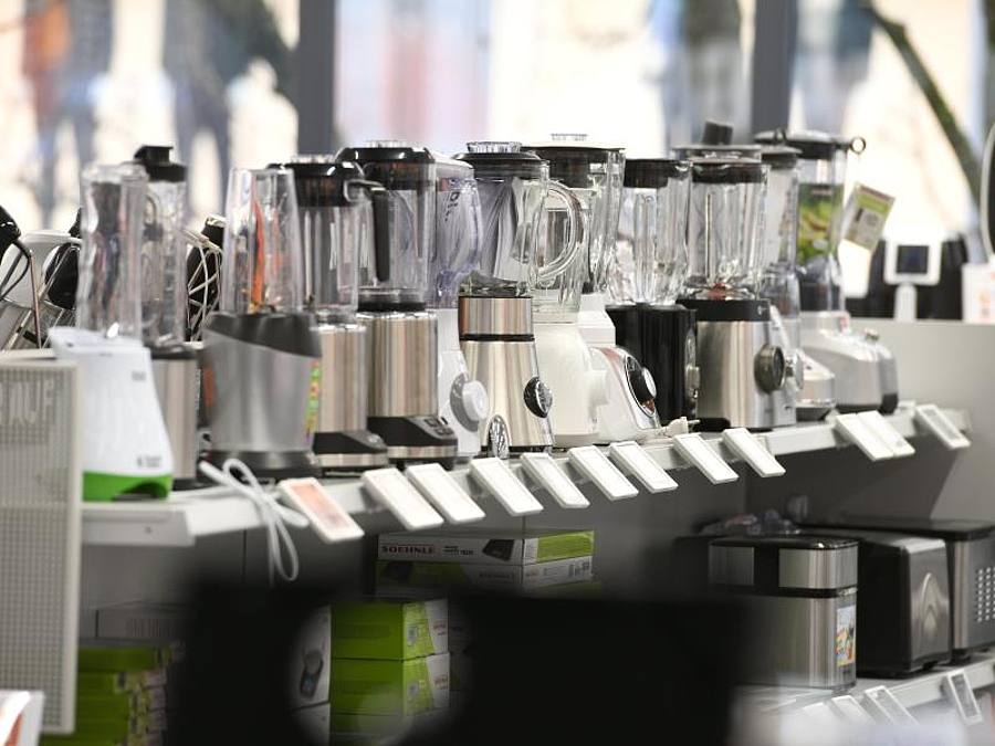 Eine Auswahl an Mixern in einem Elektrogeschäft. Küchentechnik war im vergangenen Jahr gefragt. Foto: Henning Kaiser/dpa