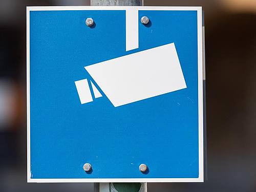Ein Hinweisschild mit einer Kamera. Foto: Robert Michael/dpa-Zentralbild/dpa