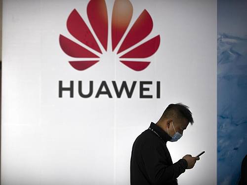 Smartphone-Verkäufe des chinesischen Huawei-Konzerns sind als Folge der US-Sanktionen nach Berechnungen von Marktforschern um gut 60 Prozent eingebrochen. Foto: Mark Schiefelbein/AP/dpa