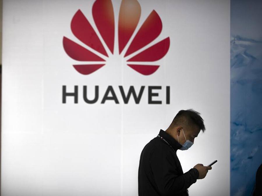 Smartphone-Verkäufe des chinesischen Huawei-Konzerns sind als Folge der US-Sanktionen nach Berechnungen von Marktforschern um gut 60 Prozent eingebrochen. Foto: Mark Schiefelbein/AP/dpa