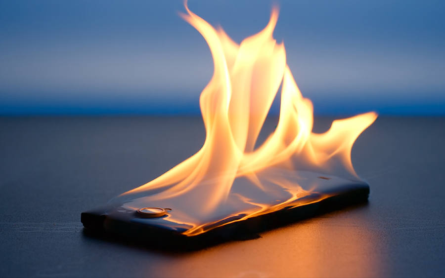 Ein brennendes Smartphone