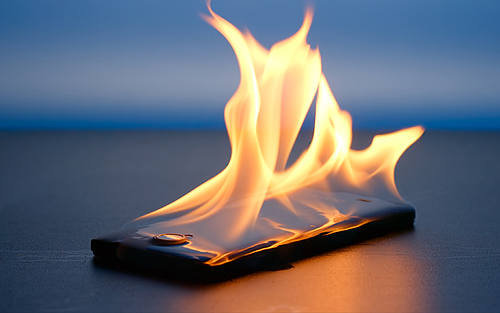 Ein brennendes Smartphone
