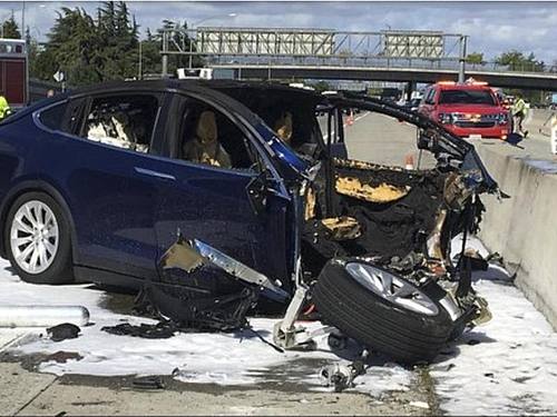 Das Videostandbild zeigt die Unfallszene vom 23.03.2018 in Kalifornien mit einem Tesla-Elektroauto auf dem Highway 101 bei Mountian View. Foto: -/KTVU/dpa
