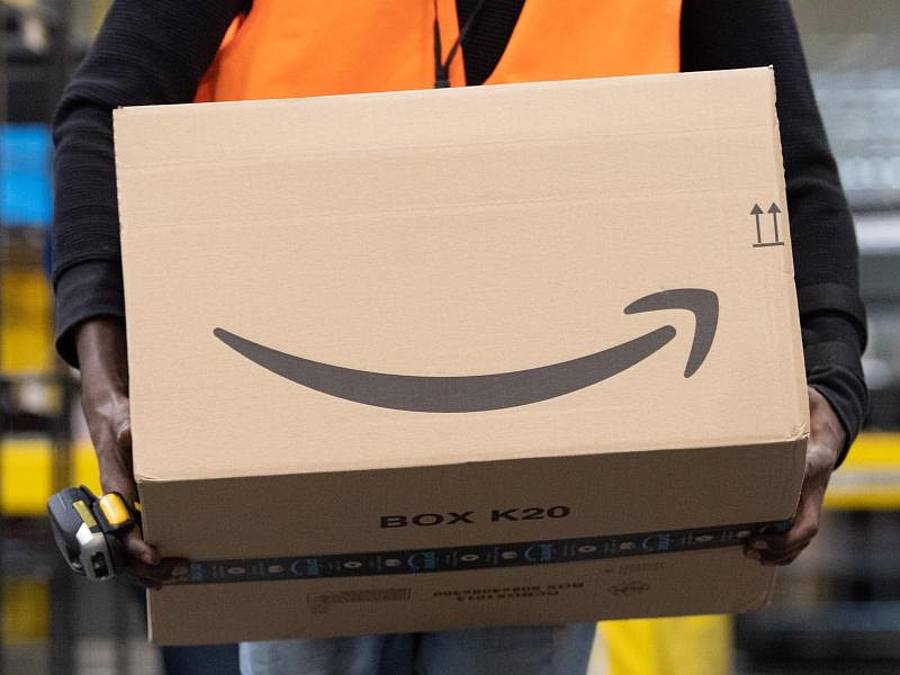 Amazon-Mitarbeiter haben während der Corona-Pandemie noch mehr zu tun. Der Konzern profitiert. Foto: Sebastian Kahnert/dpa-Zentralbild/dpa