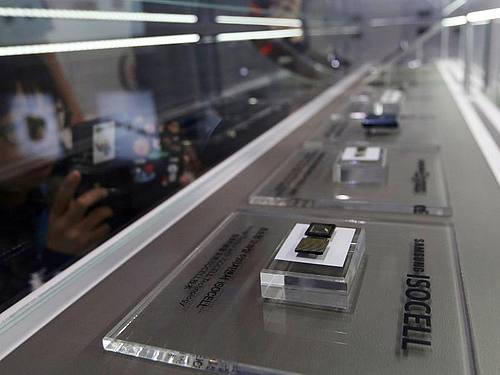 Mikrochips von Samsung Electronics werden in seinem Geschäft ausgestellt. Foto: Ahn Young-Joon/AP/dpa