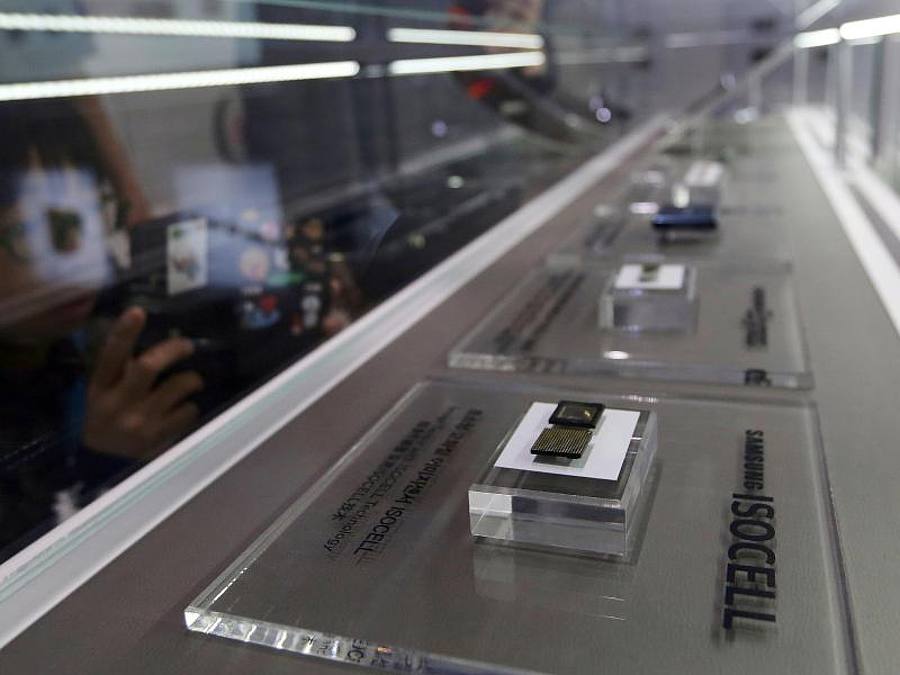 Mikrochips von Samsung Electronics werden in seinem Geschäft ausgestellt. Foto: Ahn Young-Joon/AP/dpa