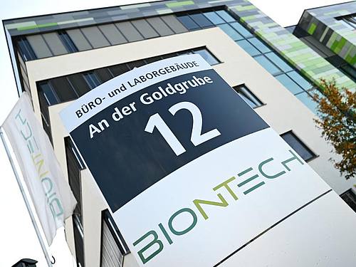 Biontech, genauso wie Pfizer, betont, dass ihre Systeme nicht angegriffen worden sind. Foto: Arne Dedert/dpa