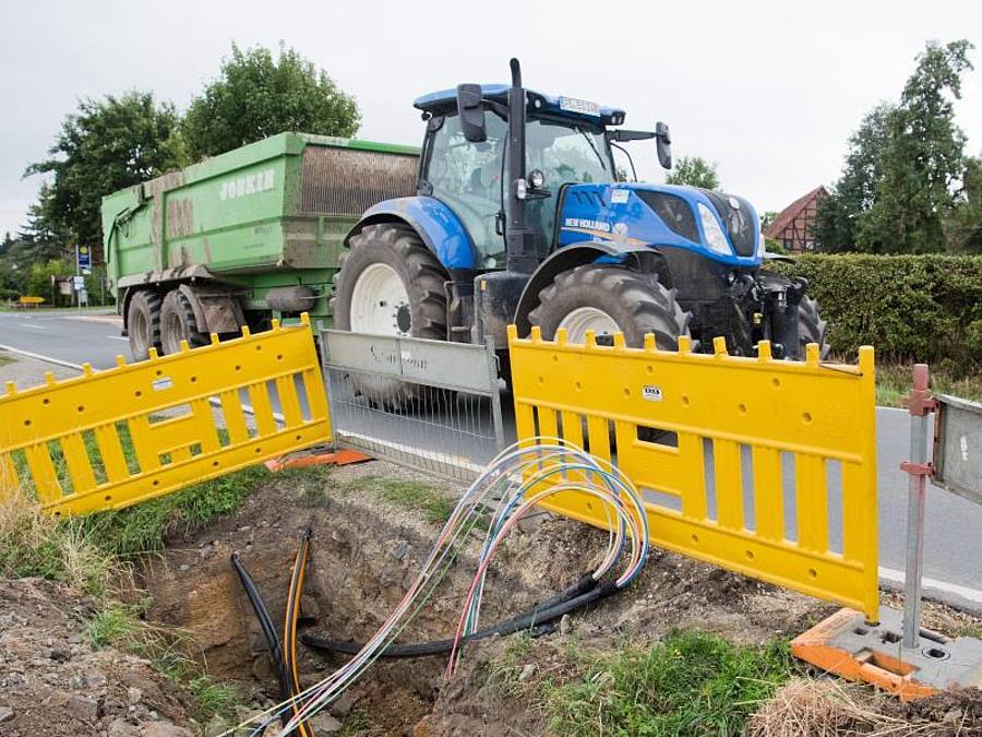 Baugrube für Glasfaserleitungen im niedersächsischen Dorf Gretenberg. Foto: Julian Stratenschulte