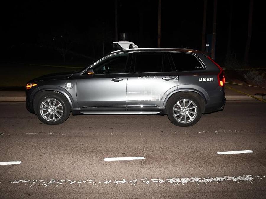 Das von der Polizei Tempe herausgegebene Bild zeigt einen Roboter-Testwagen des Fahrdienst-Vermittlers Uber, nachdem er eine Fußgängerin angefahren und getötet hatte. Foto: -/Tempe Police Department/AP/dpa
