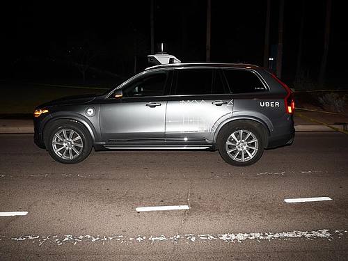 Das von der Polizei Tempe herausgegebene Bild zeigt einen Roboter-Testwagen des Fahrdienst-Vermittlers Uber, nachdem er eine Fußgängerin angefahren und getötet hatte. Foto: -/Tempe Police Department/AP/dpa