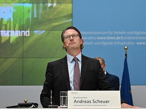Andreas Scheuer (CSU), Bundesminister für Verkehr und digitale Infrastruktur, spricht auf einer Pressekonferenz in Berlin. Foto: Johannes Neudecker/dpa