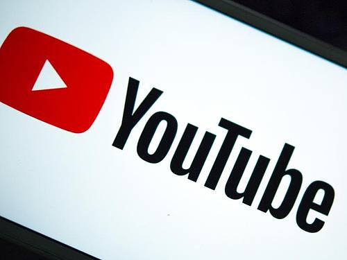 Das Logo des Video-Portals YouTube auf dem Display eines Smartphones. Foto: Monika Skolimowska/dpa-Zentralbild/dpa