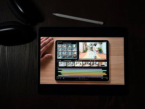 Im Rahmen eines virtuellen Events zur Ankündigung neuer Apple-Produkte wird das neue iPad Pro vorgestellt. Foto: Jae C. Hong/AP/dpa