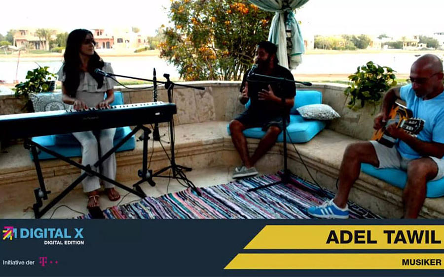 Musiker Adel Tawil per Livestream in einem virtuellen Wohnzimmer-Konzert