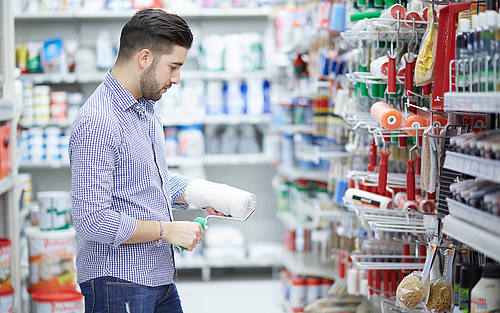 Mann im Baumarkt