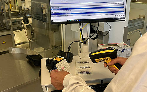 Mitarbeiter scannt Etiketten