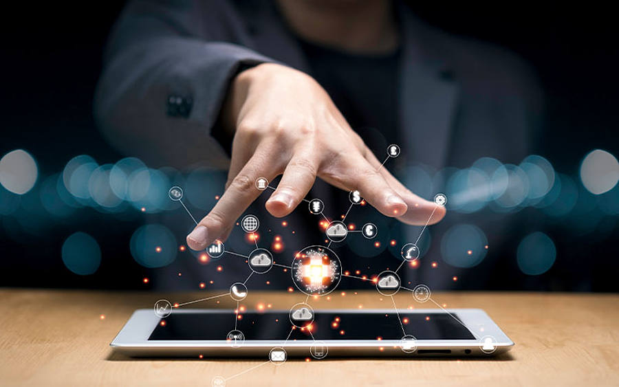 Hand über Smartphone