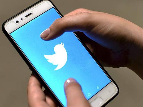 Die Twitter-App ist auf dem Bildschirm eines Smartphones zu sehen. Foto: Martti Kainulainen/Lehtikuva/dpa