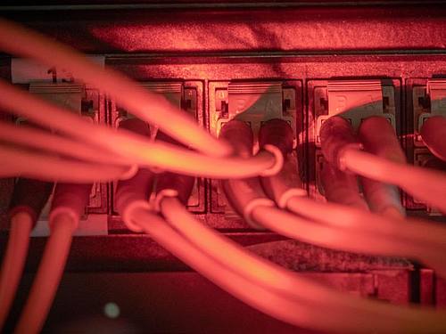 Durch die Angriffe waren unter anderen Internetanschlüsse, Webseiten und Online-Banking-Systeme für Kunden über mehrere Tage nicht nutzbar. Foto: Michael Kappeler/dpa