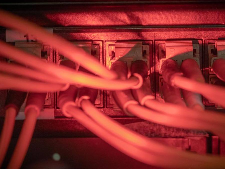 Durch die Angriffe waren unter anderen Internetanschlüsse, Webseiten und Online-Banking-Systeme für Kunden über mehrere Tage nicht nutzbar. Foto: Michael Kappeler/dpa