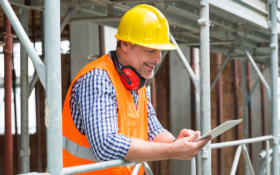 Bauarbeiter mit Tablet