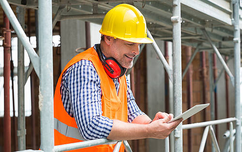 Bauarbeiter mit Tablet