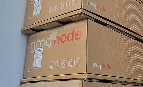 Karton mit Aufschrift Groq