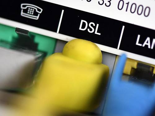 Telefon- und Netzwerkkabel stecken in einem Router. ((Foto: Federico Gambarini))