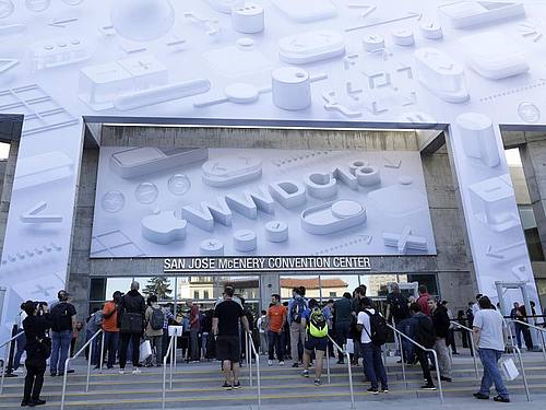 Konferenzteilnehmer der Apple-Entwicklerkonferenz WWDC stehen vor dem McEnery Convention Center an. Foto: Marcio Jose Sanchez