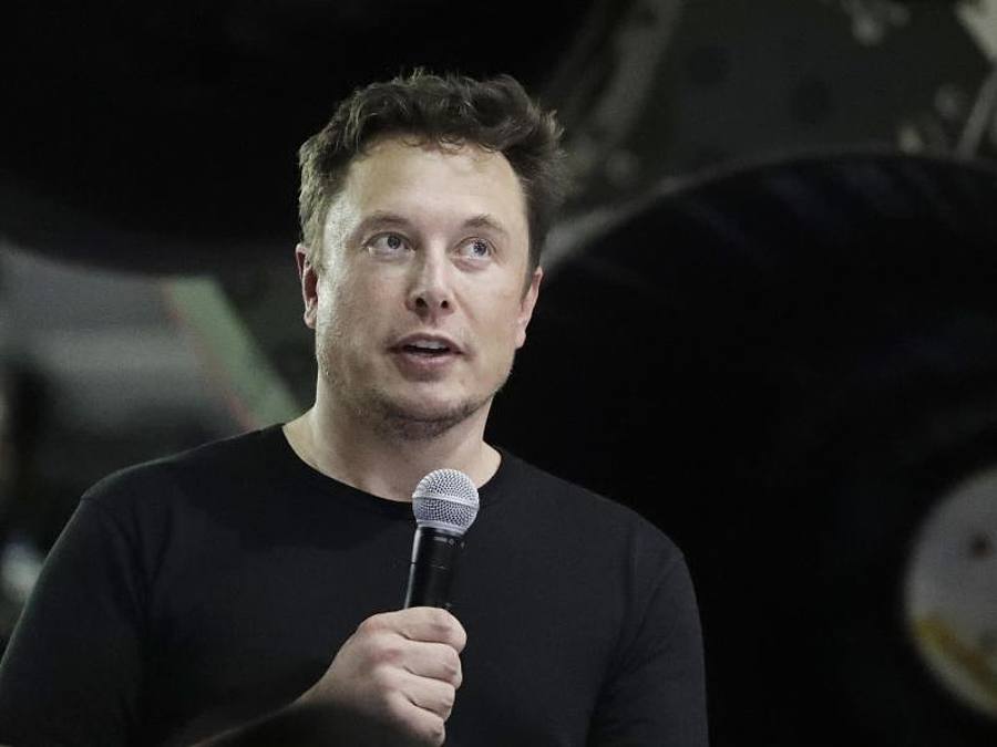Der Tech-Milliardär Elon Musk tüftelt offenbar in größerem Stil daran, die Bordcomputer in Teslas Elektroautos zu Videospielkonsolen umzurüsten. Foto: Chris Carlson/AP