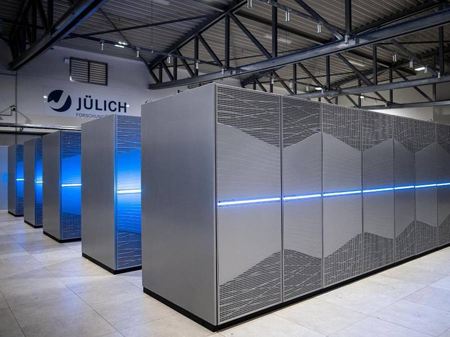 Der Supercomputers „Juwels” im Forschungszentrum Jülich. Der IT-Gigant Google und das Forschungszentrum Jülich arbeiten künftig bei der Entwicklung von superschnellen Rechnern zusammen. Foto: Marius Becker