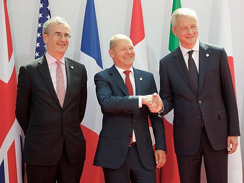 Bruno Le Maire (r-l), Finanzminister von Frankreich, begrüßt Olaf Scholz, Finanzminister von Deutschland, und Francois Villeroy de Galhau, Präsident der Banque de France, zu einem Treffen der G7-Finanzminister zur Vorbereitung auf den G7-Gipfel. Foto: 