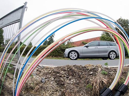 Wichtig für schnelles Internet: Leerrohre für Glasfaserleitungen liegen an einer Baugrube. Foto: Julian Stratenschulte