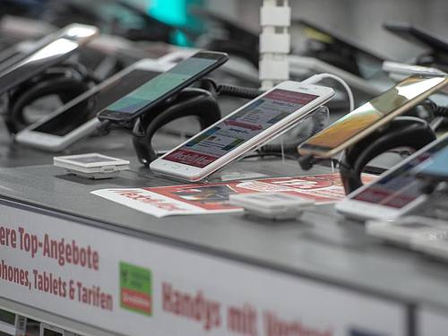 Ohne Chips geht nichts: Smartphones in einem Elektronikmarkt. Foto: Armin Weigel/dpa