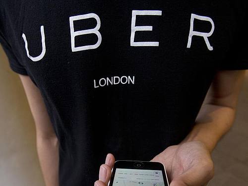 Die Uber-App auf einem Smartphone. Ein verheimlichter Hackerangriff hat für den Fahrdienst-Vermittler ein finanzielles Nachspiel. ((Foto: Yui Mok/PA Wire))