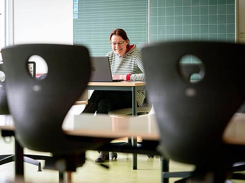Bei den Kommunikationsmedien setzen Schulen auf die E-Mail, Mobiltelefon, Website der Schule und Online-Plattformen wie Moodle. Foto: Kay Nietfeld/dpa
