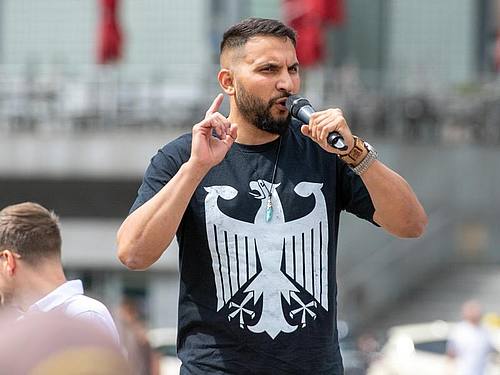 Attila Hildmann spricht bei einer Kundgebung gegen Corona-Einschränkungen auf dem Washingtonplatz in Berlin. Foto: Christophe Gateau/dpa