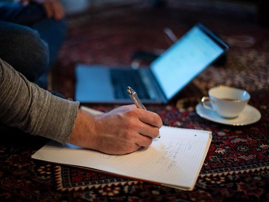 Angesichts der zunehmenden Verbreitung von Homeoffice-Arbeiten mahnt der Tüv zu mehr Cybersicherheit. Foto: Sina Schuldt/dpa