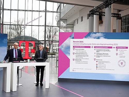 Telekom-Konzernchef Tim Höttges (l) und Finanzvorstand Christian Illek bei der Präsentation der Jahreszahlen für 2021. Foto: Federico Gambarini/dpa