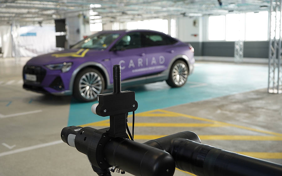 Fahrerloses E-Auto im Parkhaus