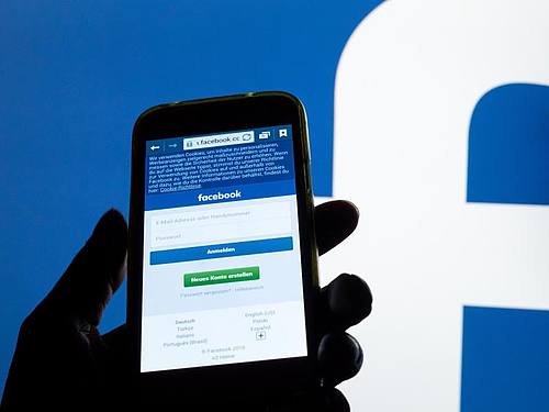 Die Anmelde-Startseite der Social Media-Plattform Facebook ist auf einem Handy zu sehen. Foto: Tobias Ha