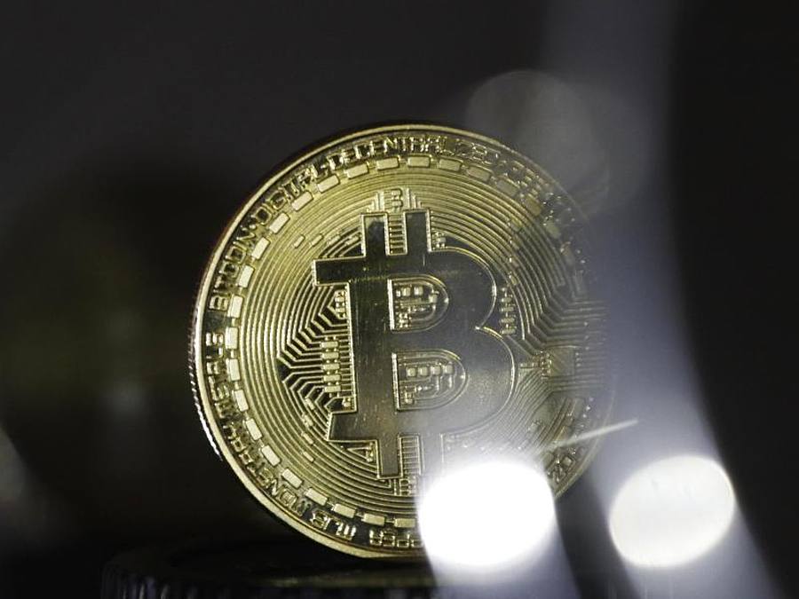 Ein Cyberkrimineller hat Millionen Euro in der Kryptowährung Bitcoin mit einem offenbar sehr ausgeklügelten Passwort gesichert - die Polizei vermutet, er könnte es selbst nicht mehr wissen. Foto: Ina Fassbender/dpa