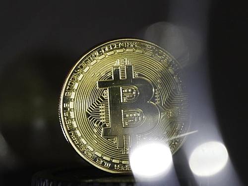 Ein Cyberkrimineller hat Millionen Euro in der Kryptowährung Bitcoin mit einem offenbar sehr ausgeklügelten Passwort gesichert - die Polizei vermutet, er könnte es selbst nicht mehr wissen. Foto: Ina Fassbender/dpa