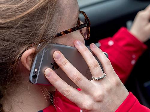 Die Zahl der Smartphonenutzer stieg im vergangenen Jahr auf 79 Prozent der Bundesbürger ab 16 Jahren. Foto: Hauke-Christian Dittrich/dpa