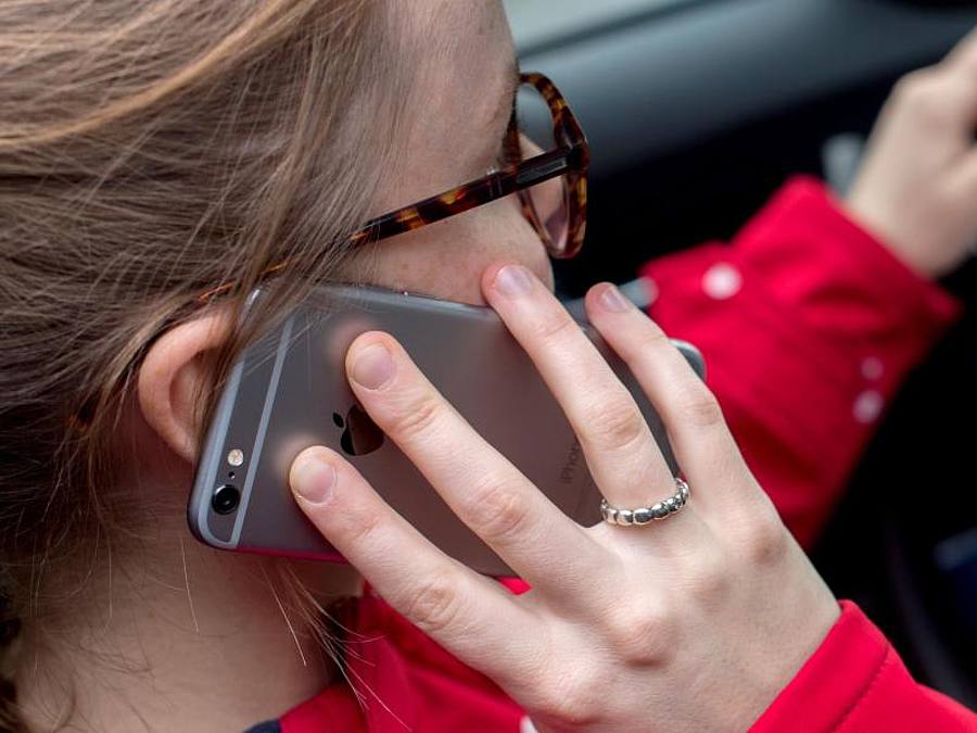 Die Zahl der Smartphonenutzer stieg im vergangenen Jahr auf 79 Prozent der Bundesbürger ab 16 Jahren. Foto: Hauke-Christian Dittrich/dpa