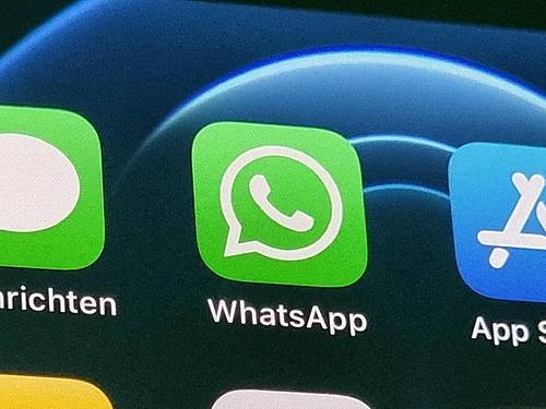 Die Anwendung von WhatsApp auf einem iPhone 12. Foto: Christoph Dernbach/dpa