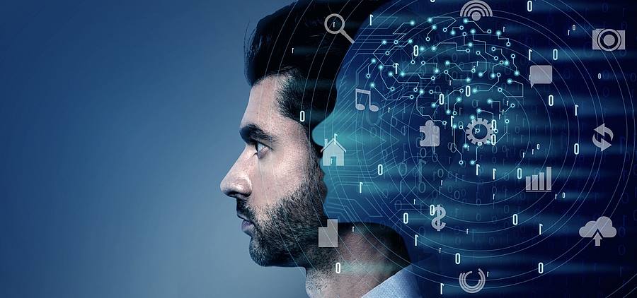 Kopf eines Mannes vor Computersymbolen